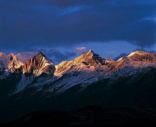 《机甲战魔：神话之裔》新预告 战斗让人热血沸腾